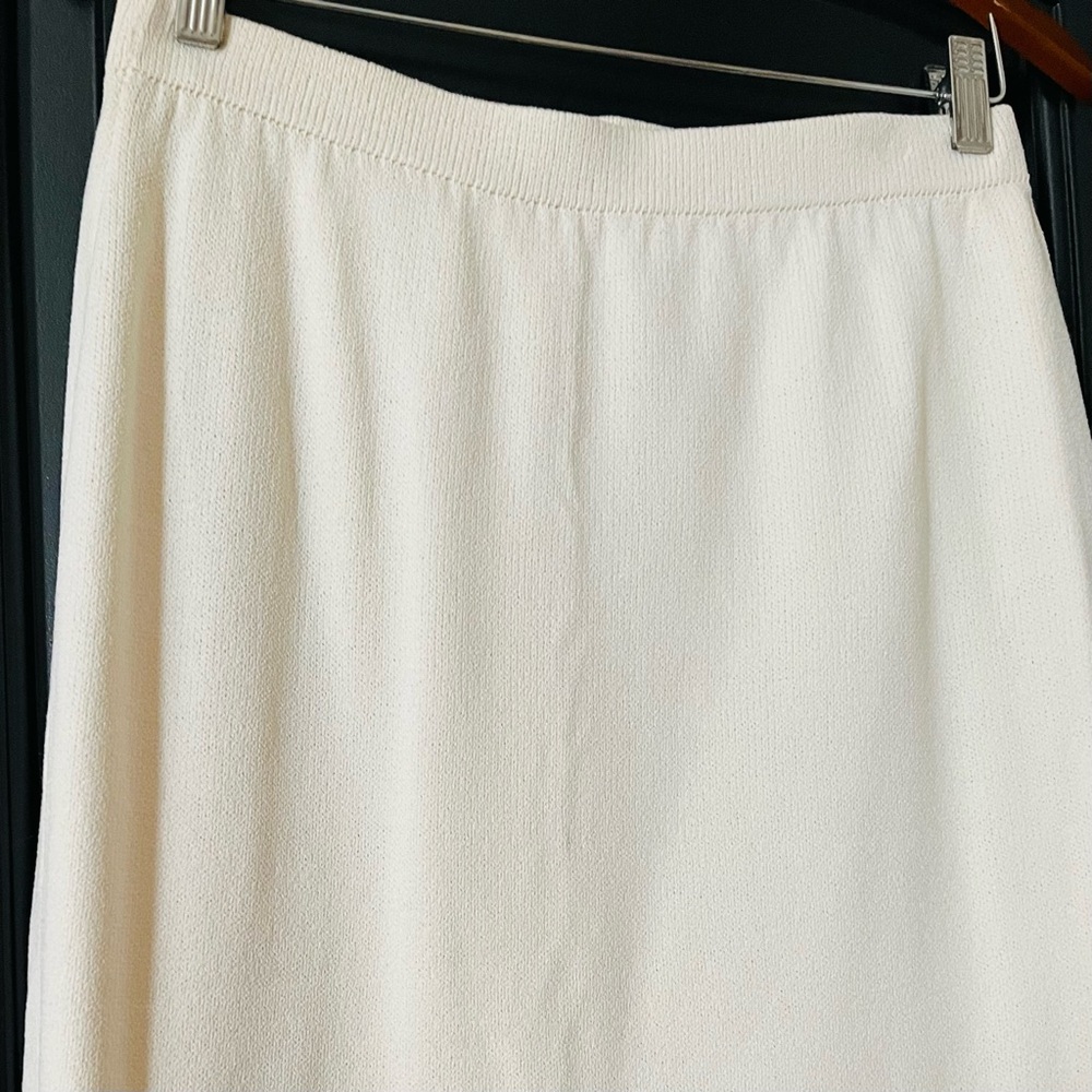 St. John collection Women's Cream Sweater and White skirt set - Picture 10 of 12